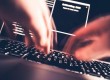 Desenvolvedor observa como hackers invadem servidores