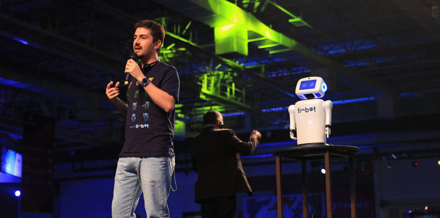 Marco e Tinbot em palestra Crescimento dos robôs sociais: quanto mais humanos, melhor
