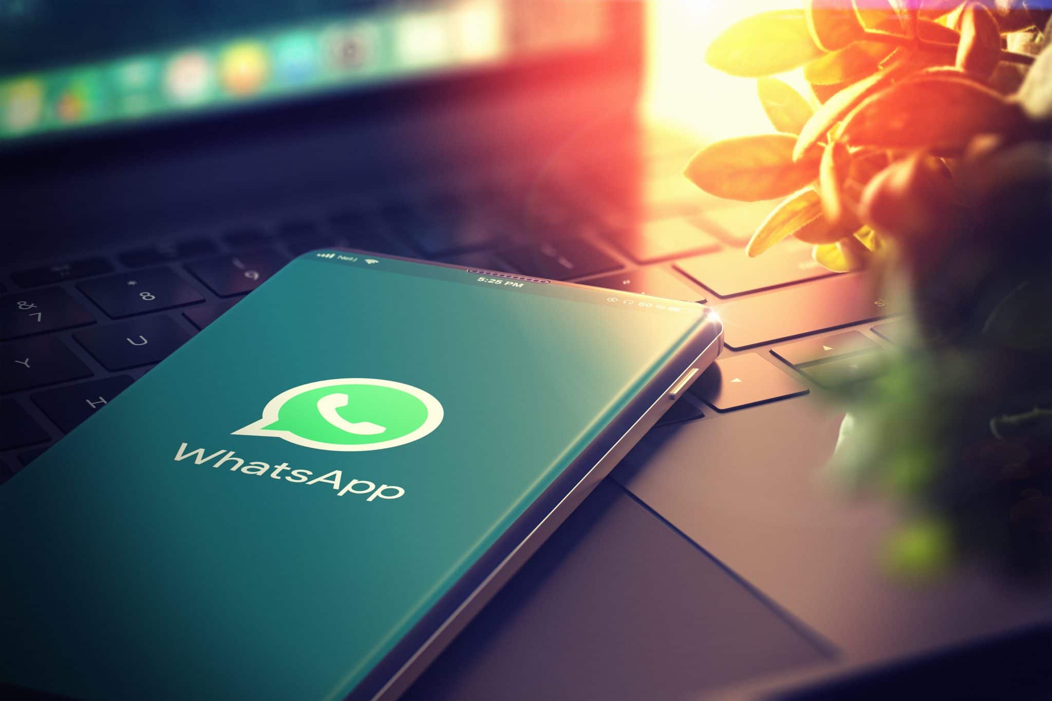 smartphone com o logo do whatsapp
