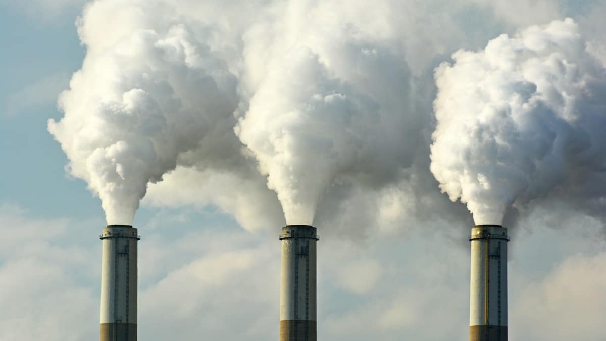 chaminés da indústria emitindo gás carbônico e poluição