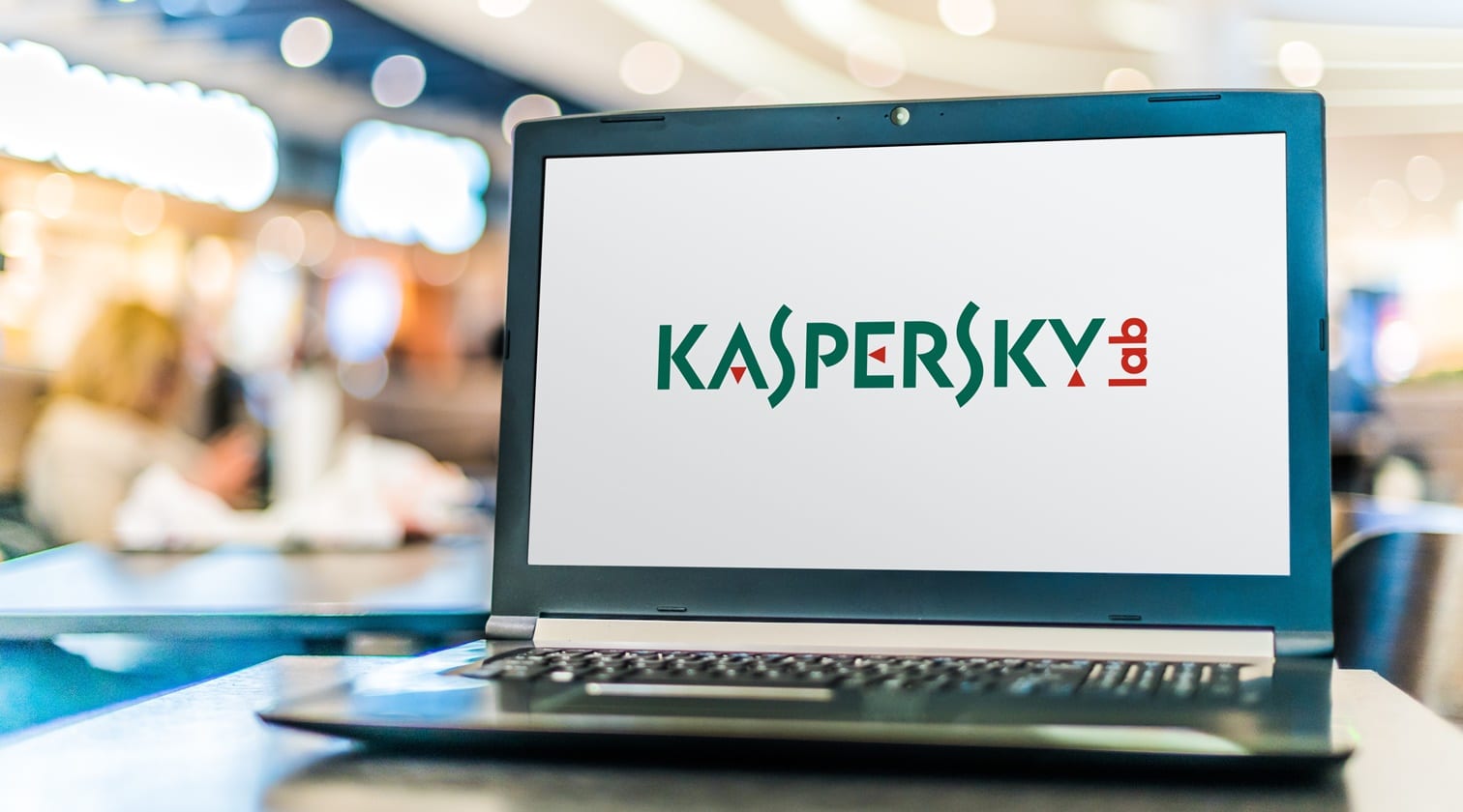 notebook exibindo logo da kaspersky