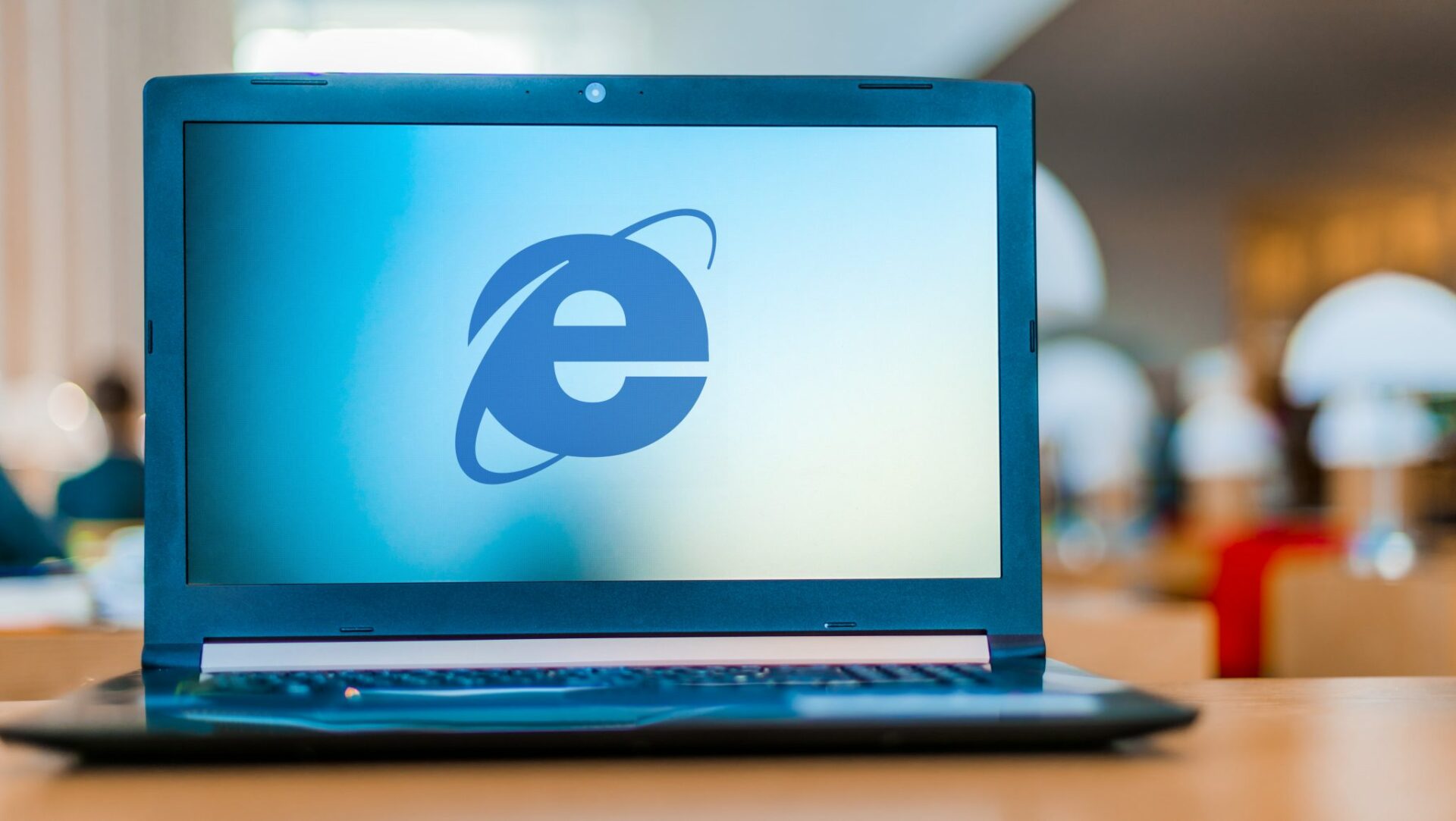 Laptop com o logo do Internet Explorer