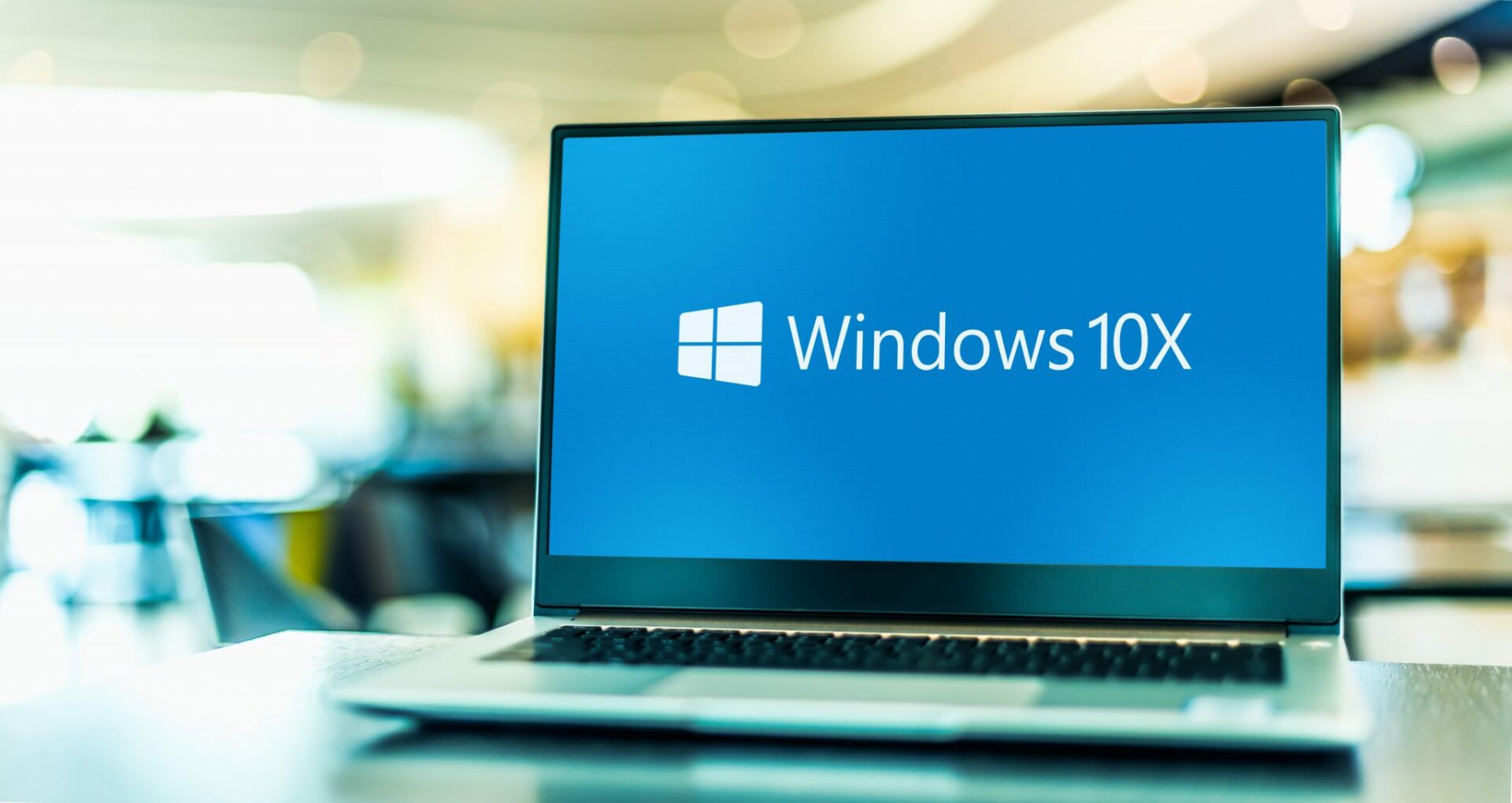 Laptop com logo do Windows 10X