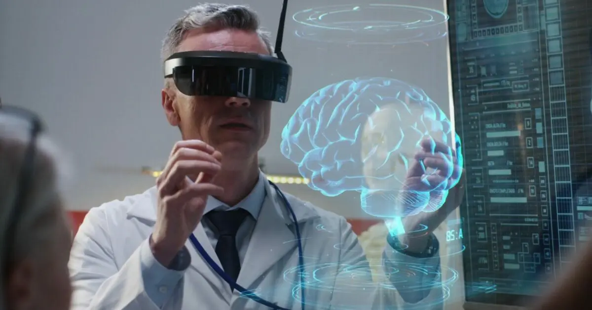 Um médico interage com um holograma tridimensional de um cérebro humano, utilizando óculos de realidade virtual em um ambiente tecnológico avançado. A cena destaca o uso de realidade mista e inteligência artificial aplicada à medicina, com elementos digitais flutuando ao redor, como gráficos e dados médicos em exibição, enfatizando inovação e precisão científica (RA, RV, realidade mista, saúde, cérebro, realidade virtual, médico, computação espacial)