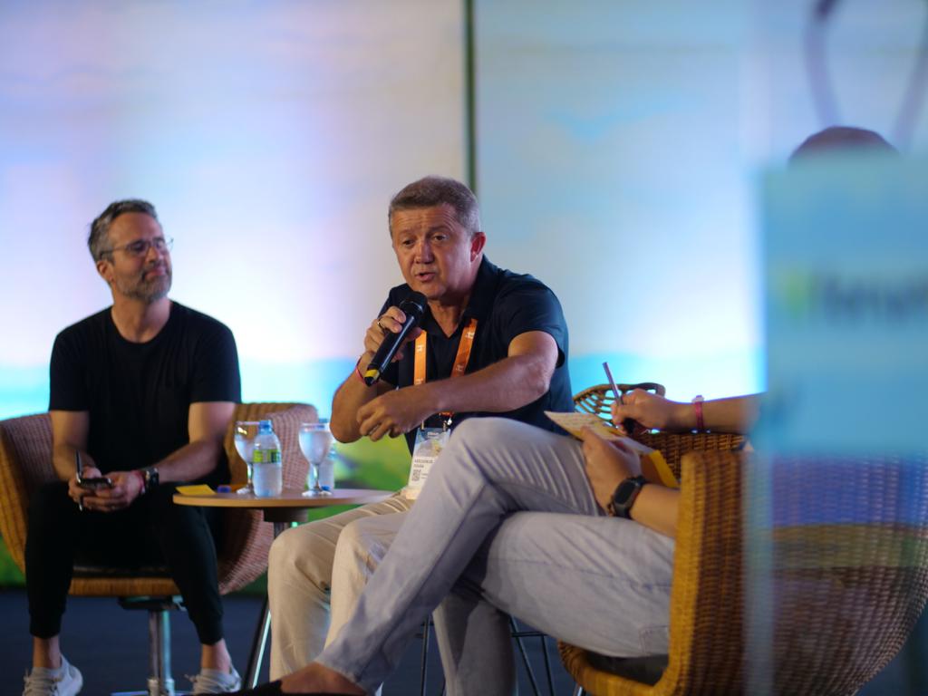 Adelson de Sousa, fundador da IT Mídia, em conversa com Renan e Dante durante o IT Forum Trancoso (Imagem: GN2 Conteúdo)