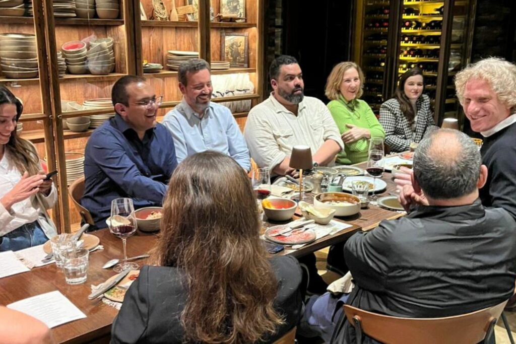 Imprensa e executivos Oracle e NetSuite se reúnem em jantar de celebração dos 25 anos da empresa