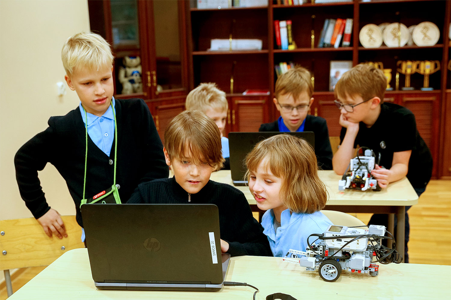Crianças participam em atividade de aula de robótica em sua escola - Foto: Arno Mikkor/Creative Commons