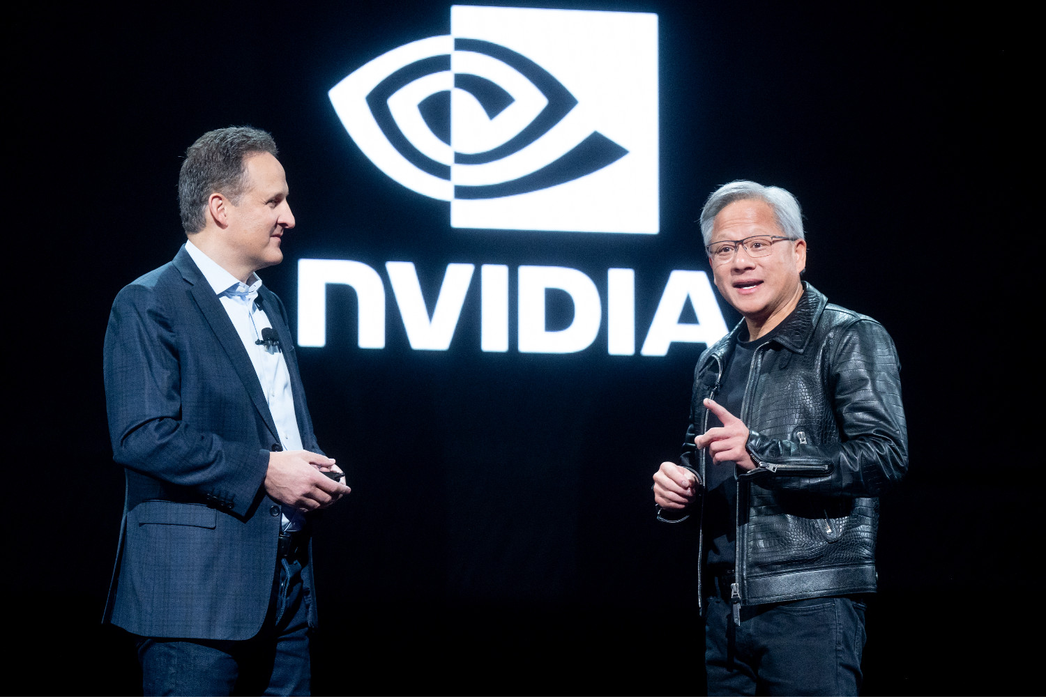 Adam Selipsky, CEO da AWS, e Jensen Huang, CEO da Nvidia, durante o re Invent 2023