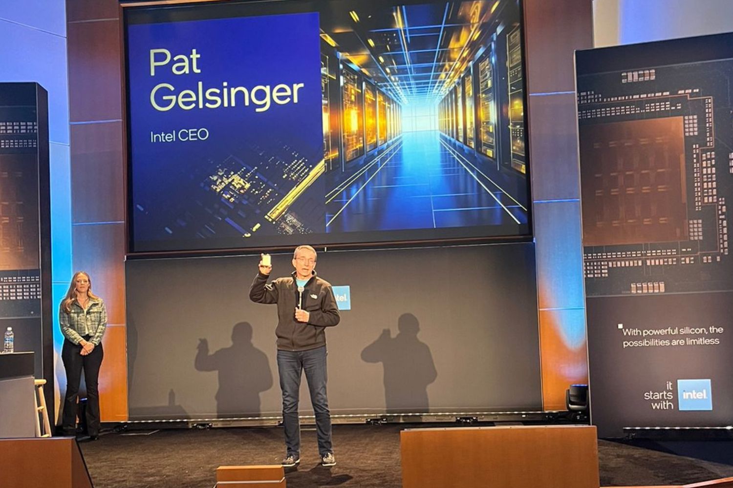 Pat Gelsinger, CEO Intel, com Intel Xeon de quinta geração em mãos