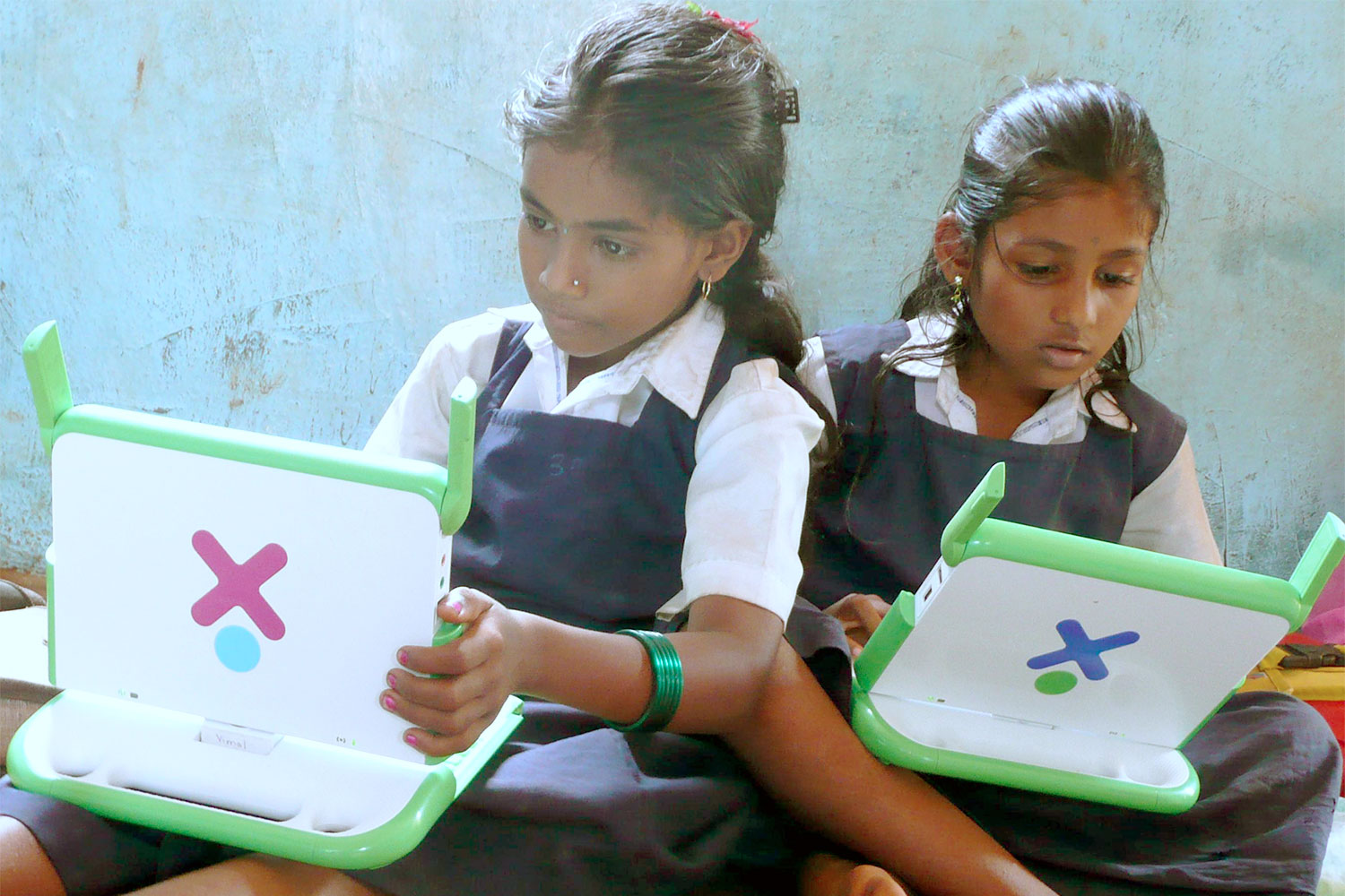 Crianças com “laptop de US$ 100” do projeto “One Laptop Per Child”, criado por Nicholas Negroponte - Foto: OLPC/Creative Commons, educação