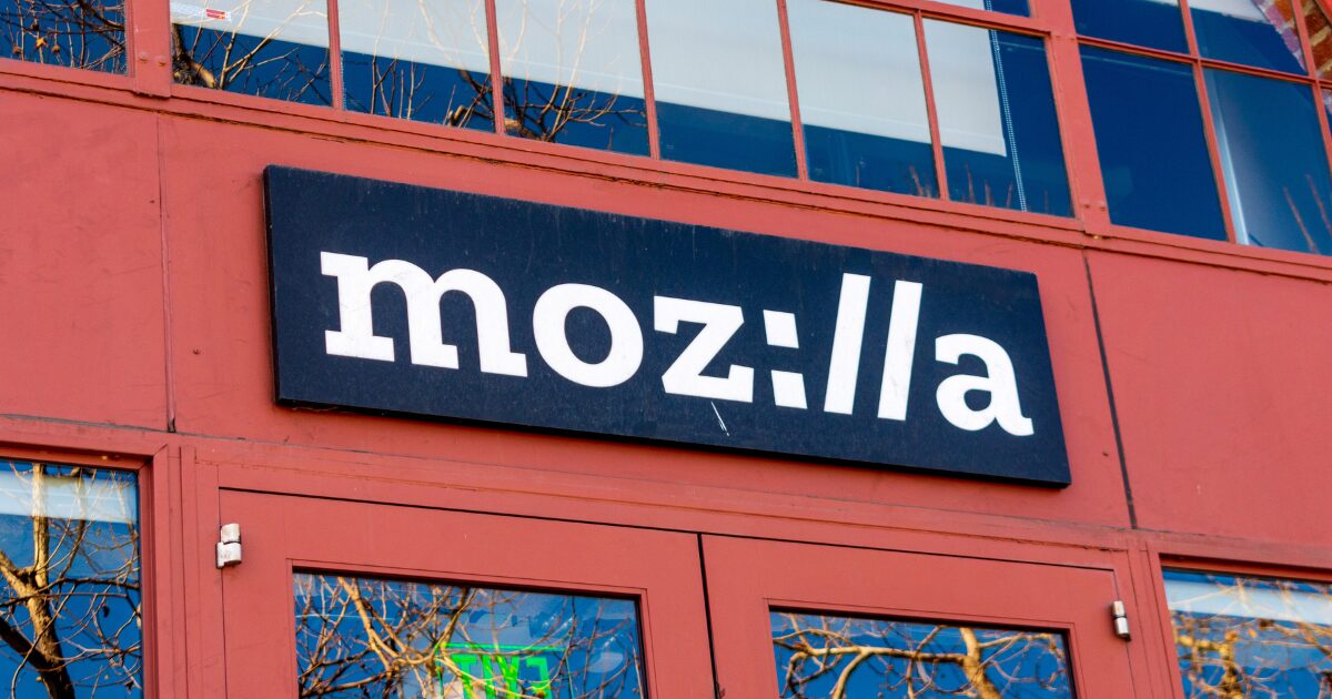 Logotipo da Mozilla em uma placa afixada na fachada de um edifício de cor avermelhada.