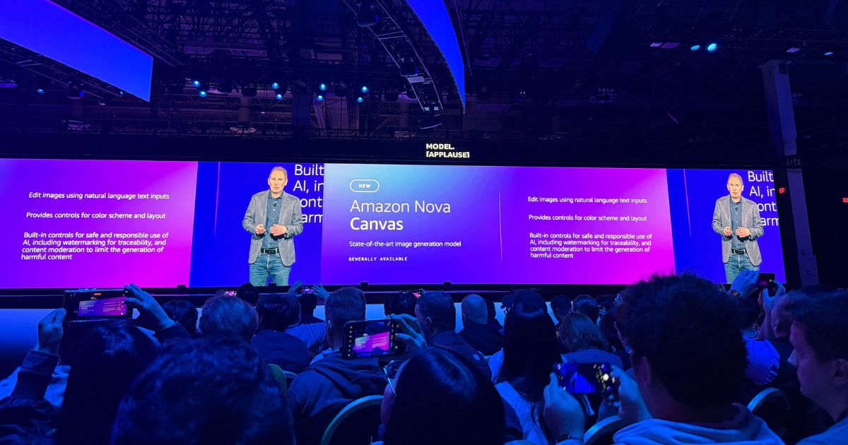 Na imagem, Andy Jassy, presidente e CEO da Amazon, está no palco apresentando o "Amazon Nova Canvas", um modelo avançado de geração de imagens por IA. A tela ao fundo destaca os recursos do novo produto.