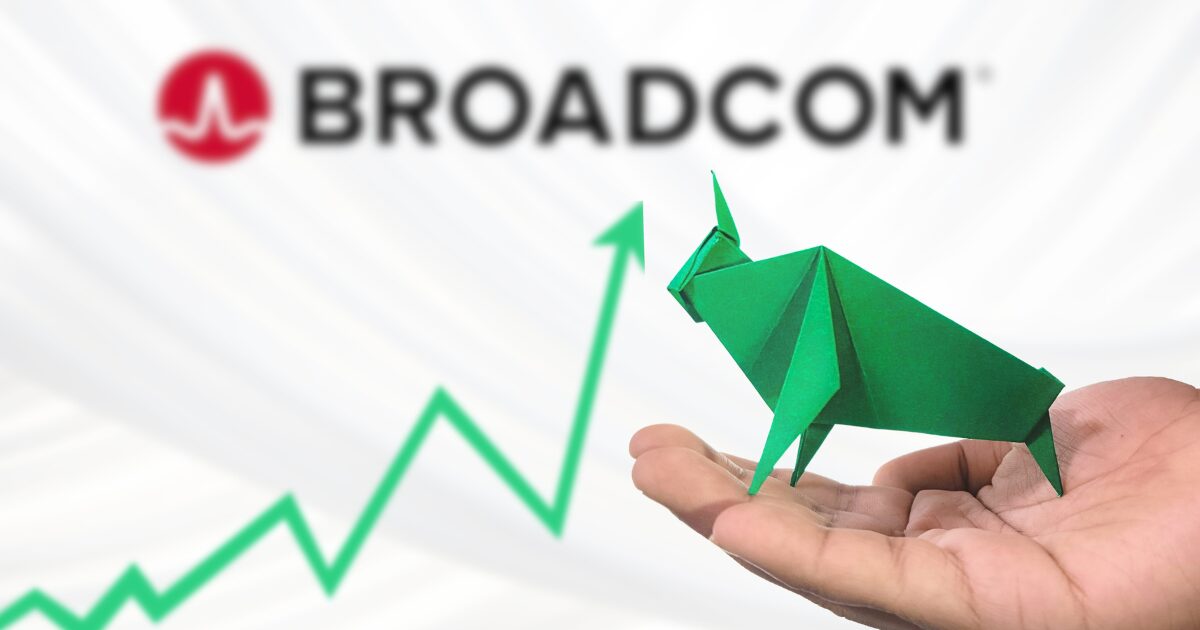 Imagem mostra uma mão segurando um tour verde feito de origami, representando o mercado em alta. Ao fundo, o logotipo da Broadcom aparece desfocado, acompanhado de uma linha ascendente em verde, simbolizando crescimento financeiro.