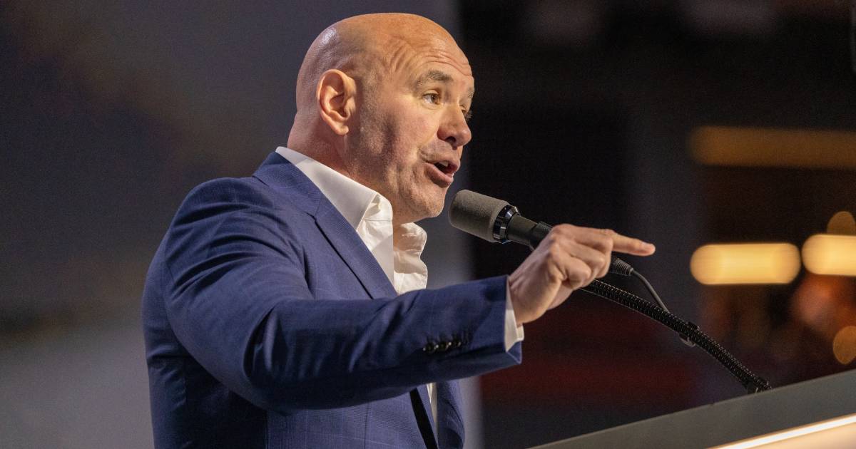 Dana White, CEO do UFC, fazendo um discurso em um evento, utilizando terno azul e falando ao microfone (Meta)