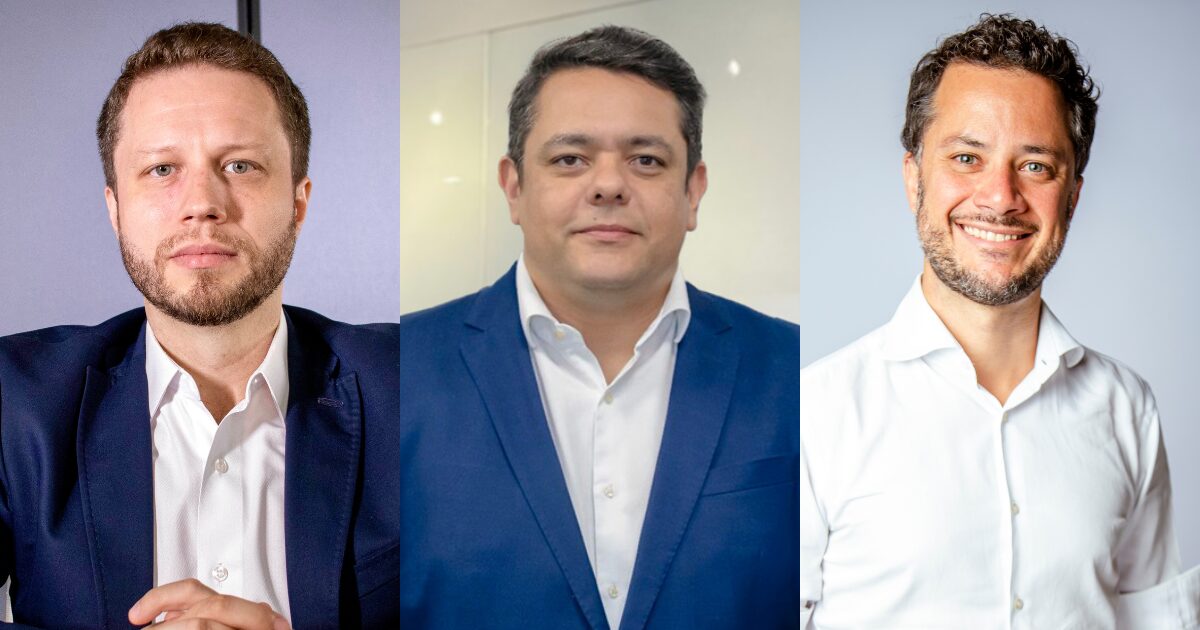 Montagem com três executivos em destaque. À esquerda, Patrick Baudon, novo CEO da Almawave, vestindo um terno azul e camisa branca, com expressão séria. Ao centro, Luiz Fabiano Andrade, novo CFO da AMM Tecnologia, também com terno azul e camisa branca, com expressão neutra. À direita, Murilo Stiaque, novo CRO da Vixtra, vestindo camisa branca e sorrindo, com fundo azul claro. A composição destaca cada executivo individualmente, simbolizando suas respectivas posições de liderança