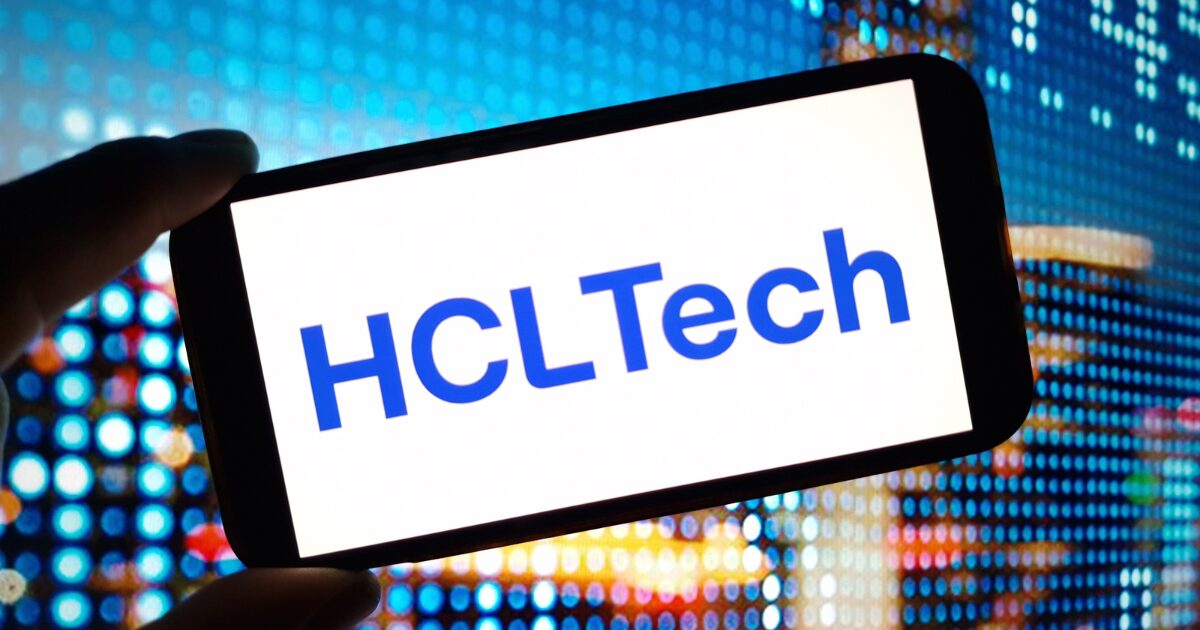 Logotipo da HCLTech exibido na tela de um smartphone, com um fundo colorido composto por padrões digitais luminosos em tons de azul.