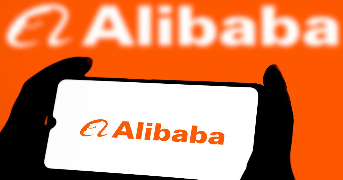 Logo da Alibaba exibida na tela de um smartphone, com um fundo alaranjado e o nome da empresa em destaque.