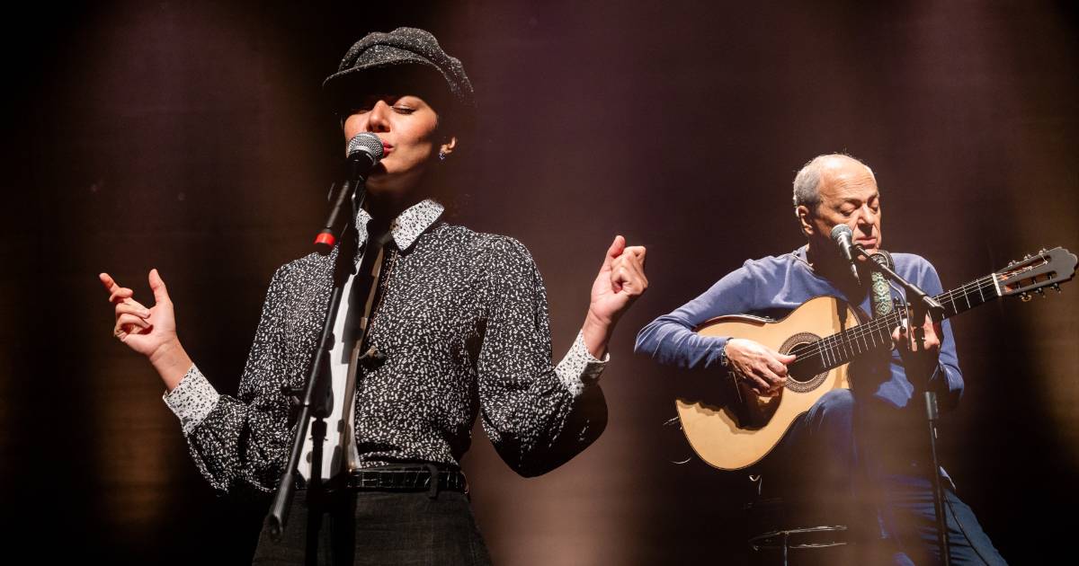 Imagem de Toquinho tocando violão e cantando ao lado de Camilla Faustino, que se apresenta ao microfone. A dupla participará da cerimônia de abertura do IT Forum Trancoso.