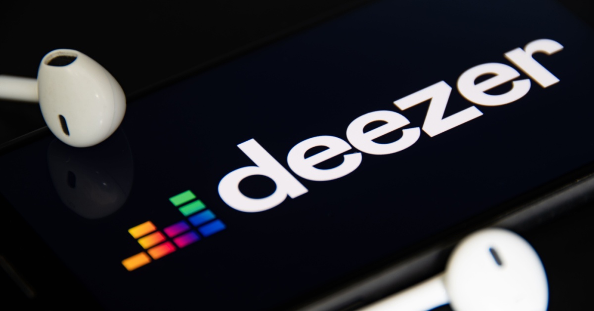 Logotipo da Deezer exibido em uma tela de smartphone, acompanhado por fones de ouvido brancos, simbolizando a plataforma de streaming de músicas