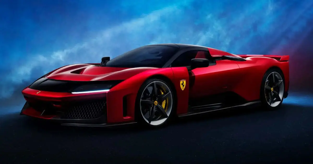 Imagem de um carro esportivo Ferrari vermelho com design aerodinâmico e moderno, detalhes em preto e rodas de liga leve. O fundo apresenta um efeito de luz azul e roxa, destacando o veículo de alto desempenho (entretenimento ferrari, f80, dxc)