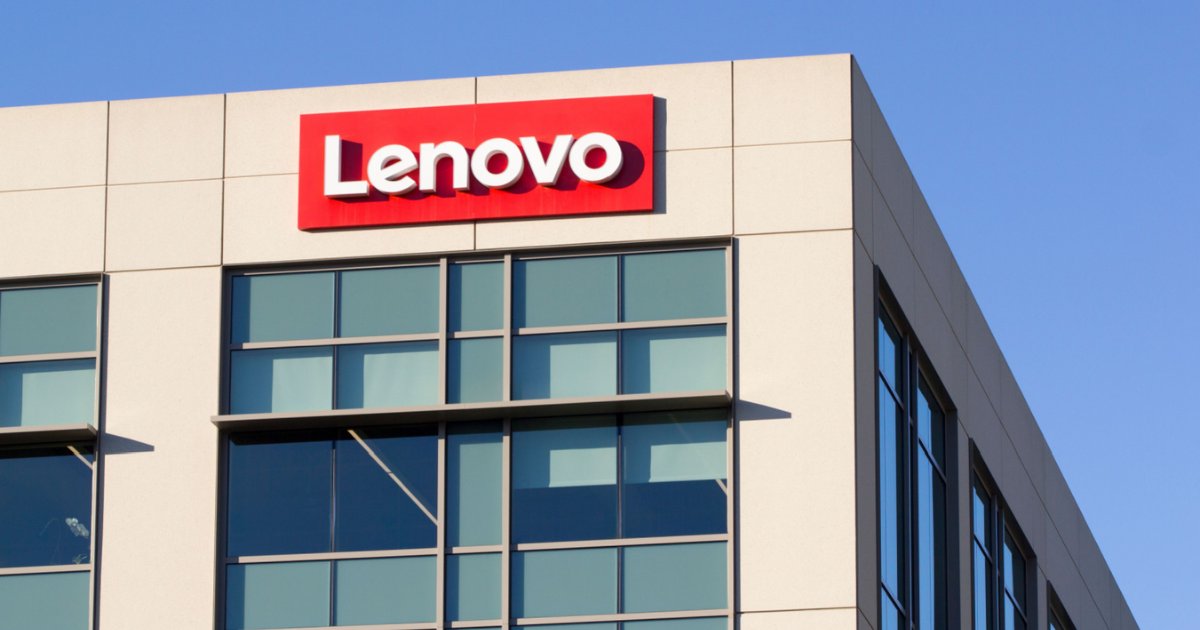 Fachada de um edifício corporativo com o logotipo da Lenovo em destaque, exibindo sua marca em vermelho e branco no topo da construção moderna (Lenovo ISG)