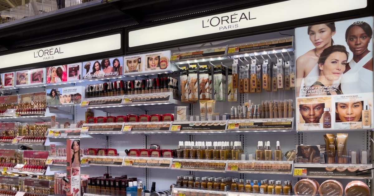 Prateleira de uma loja com produtos da marca L'Oréal Paris em destaque. A exposição inclui uma ampla variedade de cosméticos, como bases, corretivos, batons e sombras, organizados por categorias. Pôsteres publicitários acima das prateleiras mostram modelos com diferentes tons de pele, destacando a diversidade e os benefícios dos produtos. O layout iluminado e bem organizado facilita a visualização e escolha dos itens. (loreal, cosmeticos, ibm, ia generativa, produtos sustentáveis)