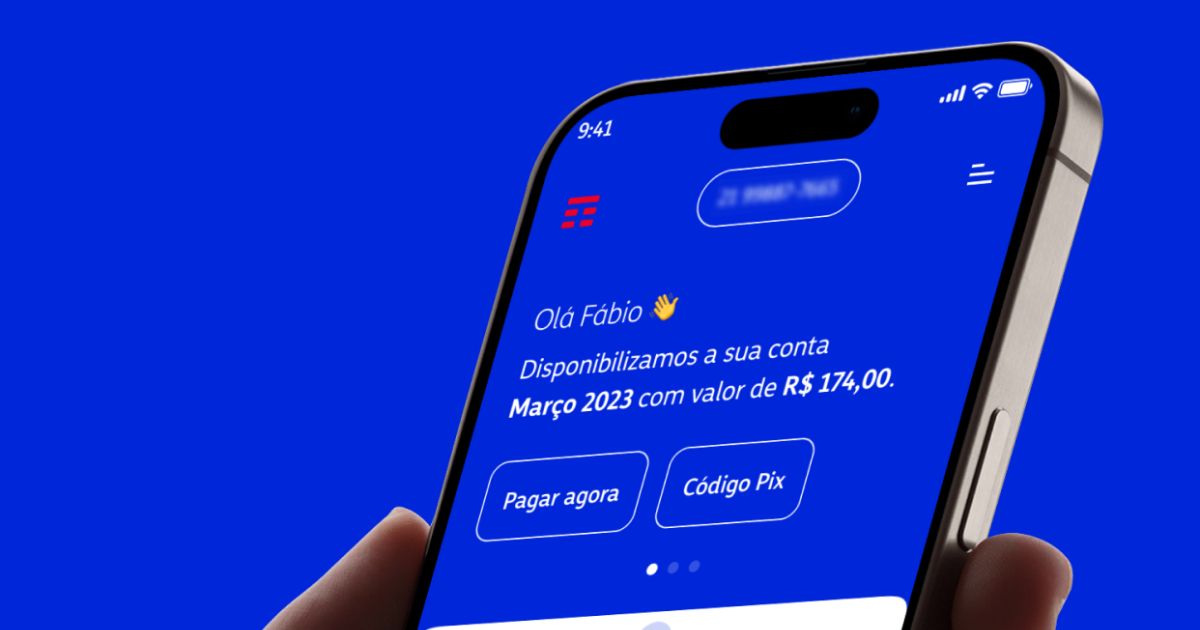 A imagem mostra um smartphone moderno com tela curva e um recorte para câmera frontal, segurado por uma mão. O ecrã exibe um aplicativo com fundo azul e interface limpa, onde se lê uma saudação personalizada: "Olá Fábio 👋". A mensagem informa sobre uma conta referente a "Março 2023" no valor de "R$ 174,00". Abaixo, há dois botões destacados com bordas arredondadas e fundo transparente, que dizem "Pagar agora" e "Código Pix". No canto superior esquerdo, há um logotipo vermelho estilizado. O design do aplicativo segue um estilo minimalista e moderno.