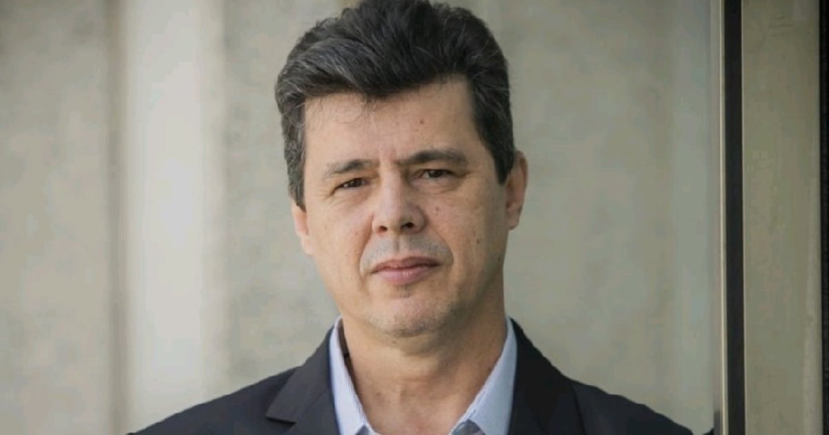 Cesar Schork, CFO da Add Value, em uma foto de retrato. Ele veste um paletó escuro sobre uma camisa clara e tem uma expressão séria e confiante. Seu cabelo é curto e levemente ondulado. O fundo da imagem é neutro, com tons claros e uma parede levemente desfocada. A iluminação é suave, destacando seu rosto de forma equilibrada 202