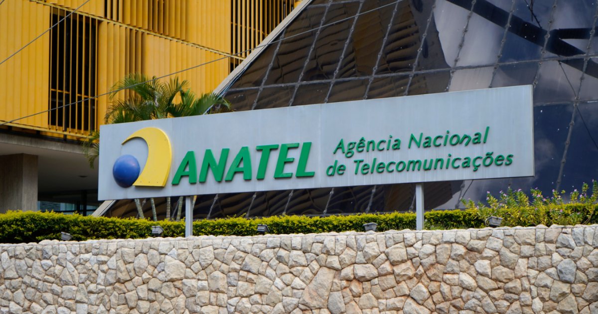 A imagem apresenta o logotipo da Anatel, acompanhado de elementos gráficos que remetem ao setor de telecomunicações, evidenciando uma identidade visual moderna e institucional (anatel, telecomunicações)