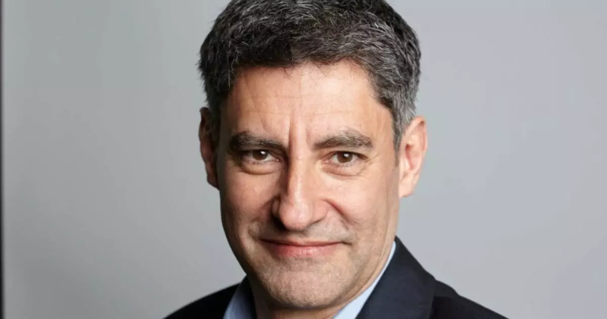 Intel nomeia João Bortone como diretor-geral para a América Latina 2 Retrato em close de uma pessoa adulta, enquadrada do ombro para cima, voltada para a câmera. A pessoa tem cabelo curto com fios grisalhos e veste blazer escuro sobre camisa clara. O fundo é liso em tom cinza claro, com iluminação uniforme que destaca o rosto e cria um visual neutro e profissional. (Intel)